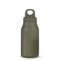 Sagaform Truls teräspullo, jossa on kätevä napsahtava korkki (kierrätetty) 500 ml, kuivattu vihreä