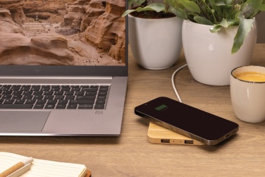 Chargeur sans fil de 10 W en bambou avec USB — en situation, marron
