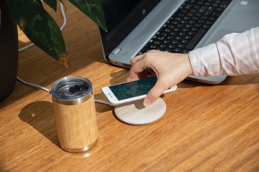 Chargeur sans fil de 5 W en paille de blé — en situation, kaki (2)