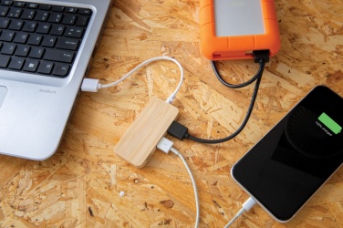Hub en bambou avec port USB-C — photo de mise en situation, marron