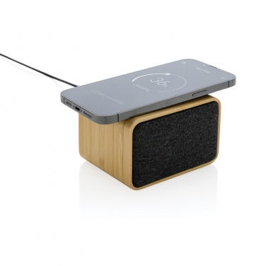 Enceinte de 3 W en plastique recyclé RCS avec charge sans fil de 5 W en bambou — vue de détail (2)