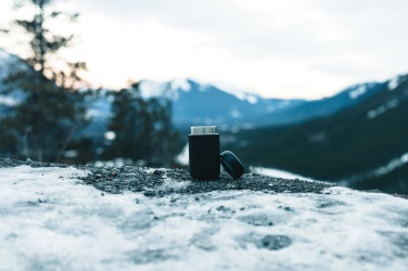 Gobelet isotherme sous vide Brew en acier inoxydable recyclé certifié RCS — en situation, noir