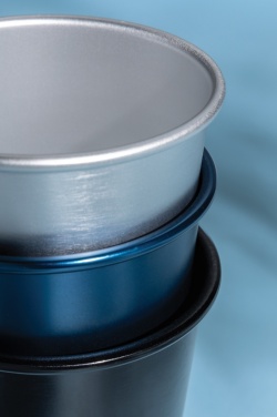 Gobelet léger Alo en aluminium recyclé RCS 450 ml — en situation, bleu marine
