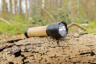 Lampe torche Lucid 1 W en plastique recyclé certifié RCS et bambou — en situation, noir