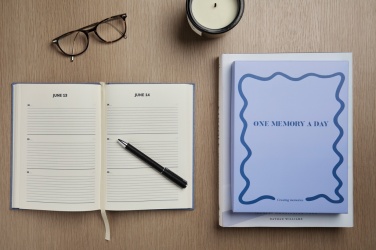 Journal VINGA One memory a day en papier recyclé GRS — vue de détail 6, bleu