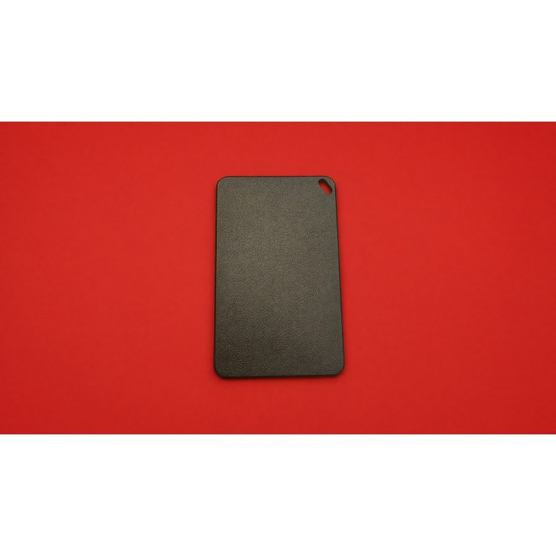 Dos noir texturé du traceur carte Xoopar LITAII avec trou de fixation au coin, sur fond rouge.