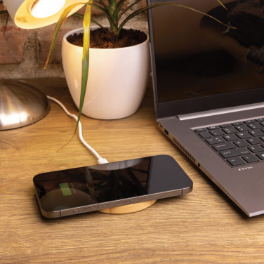 Chargeur sans fil de 15 W en bambou — marron — en situation