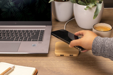 Chargeur sans fil de 10 W en bambou avec USB — marron — en situation