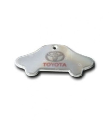 Automobilio formos atšvaitas su Toyota logotipu