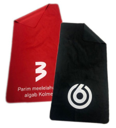 Mikropluošto rankšluostis su dideliu kontrastingu TV3 logotipu, skaitmeninė spauda