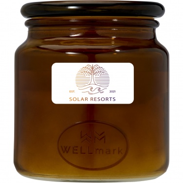 Wellmark Let's Get Cozy 650 g kvapioji žvakė - kedro medienos kvapas su logotipu – detalės vaizdas 6, Gintaro viržiai