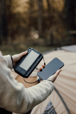 Logotrade verslo dovanos nuotrauka: „Nordic Drift Titan“ 10 000 mAh saulės energija varoma išorinė baterija su 3 panelėmis