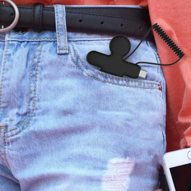 Juodas Xoopar Buddy džinsų kišenėje, spiralinis laidas prie diržo kilpos