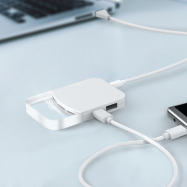 Baltas ILO mini USB šakotuvas ant stalo, kabeliais sujungtas su nešiojamuoju kompiuteriu ir telefonu