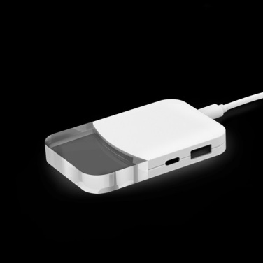 Baltas ILO mini USB šakotuvas juodame fone, LED apšviestas skaidrus kraštas