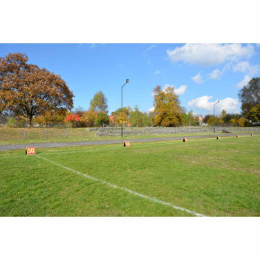 Žymekliai su skaičiais 50 ir 40 palei sporto aikštės kraštą