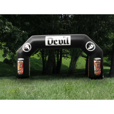 Juodi daugiakampiai pripučiami reklaminiai vartai su logotipais ir spausdintomis gėrimų skardinėmis