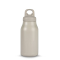 „Sagaform Truls“ plieninis butelis su patogiu spragtelėjimu atidaromu dangteliu (perdirbtas) 500 ml, smėlio spalvos