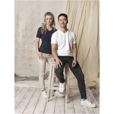 Logotrade dāvanas foto: Kawartha vīriešu organiskais t-krekls ar īsām piedurknēm V veida kakla izgriezumā