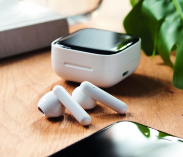 Logotrade ziemassvētku dāvanas foto: TWS austiņas ar saules bateriju lādētāju