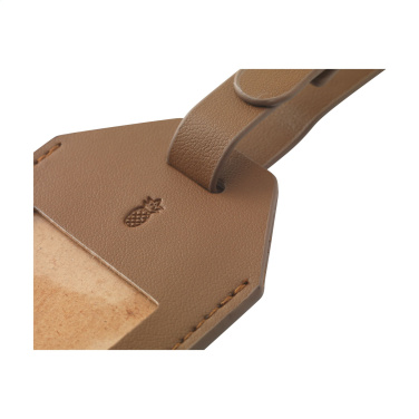 Vegānu ananāsu ādas bagāžas etiķete, brūnsLithuanian:Veganiškos ananaso odos bagažo etiketė, rudasStock/deliveryStock status:is in supplier stockQty in supplier stock:9815Low stock warning amount:0Delivery time:7 daysMinimum quantity:-ParametersBränd:-Vär