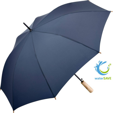 FARE ÖkoBrella automātiskais lietussargs ar pārstrādāta PET jumtu un koka rokturi ar logotipu, tumši zils (waterSAVE®) – produkta foto