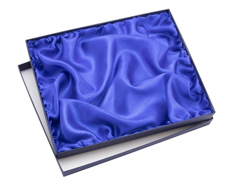 Zila kaste 280 × 230 × 25 ar satīna ģerboni, produkta attēls (1)