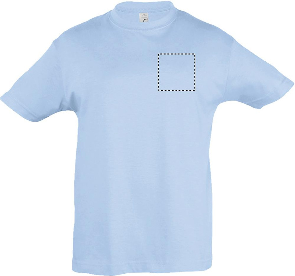 REGENT BARN T-SHIRT 150g: Logotypens placering – mitt på bröstet