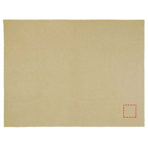 Suzy 150 x 120 cm GRS-polyesterinen neulottu huopa: Logon sijainti – tuotteen etupuoli