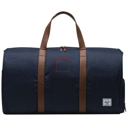 Herschel Novel™ återvunnen duffelväska, 43 l: Logotypens placering – produktens framsida