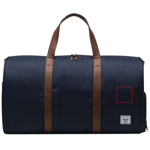 Herschel Novel™ återvunnen duffelväska, 43 l: Logotypens placering – produktens högra sida
