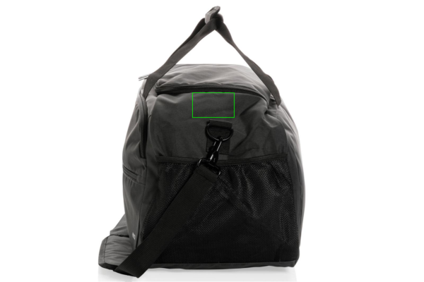 Swiss Peak AWARE™ RPET sporttinen duffelilaukku: Logon sijainti – tuotteen vasen puoli