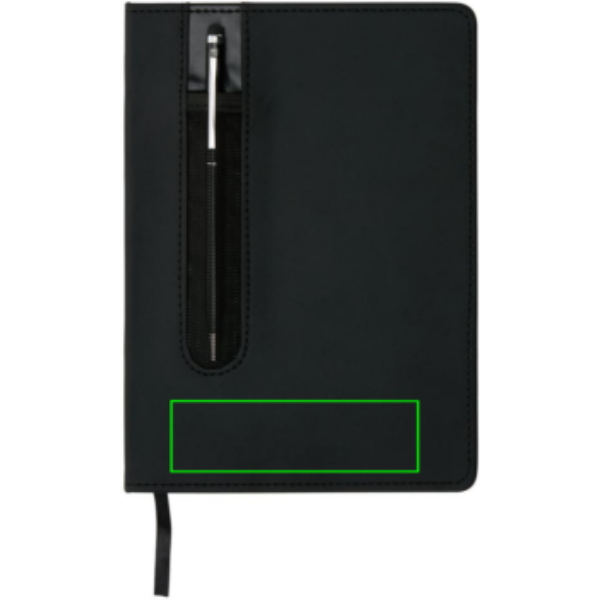 Basic Hardcover PU A5 Notizbuch mit Stylus-Stift: Logoposition – unterer Bereich der Produktvorderseite