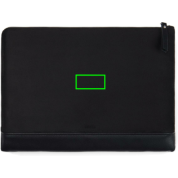 "VINGA Marlow RCS återvunnen polyester 16"" laptopfodral": Logotypens placering – produktens baksida