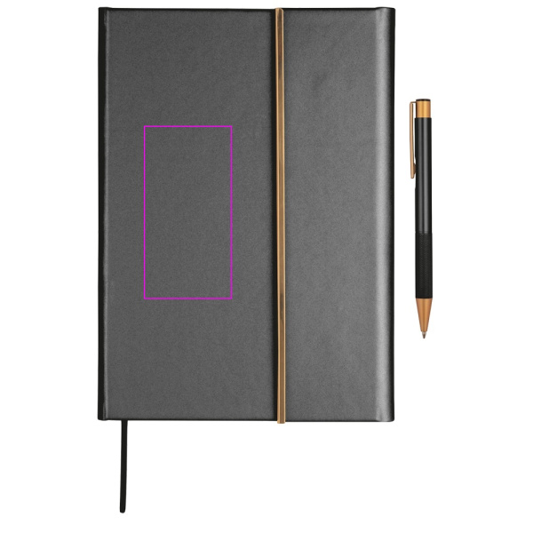 Set aus liniertem A5-Notizbuch und CrisMa-Stift aus recyceltem Leder von MAGGIE: Print area 1 · S1
