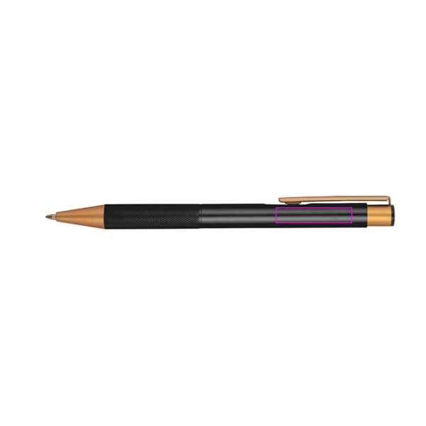 Set aus liniertem A5-Notizbuch und CrisMa-Stift aus recyceltem Leder von MAGGIE: Print area 4 · L2