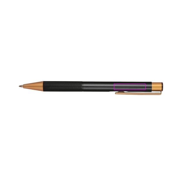 Set aus liniertem A5-Notizbuch und CrisMa-Stift aus recyceltem Leder von MAGGIE: Print area 5 · L2