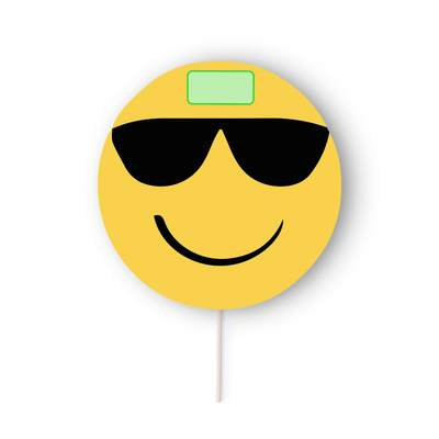 Selfie Pai Pai Emoty, Sonnenbrille: Teil der oberen Hauptfassade