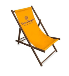 Пляжное кресло Veuve Clicquot с логотипом бренда на ткани