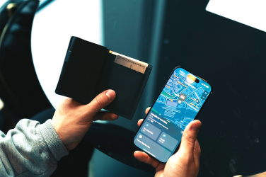 Лого трейд бизнес-подарки фото: Seekcard RCS rpolyester кошелек для карт с возможностью определения местонахождения по всему миру