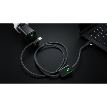 Вид сверху: зарядка Pack Allure в розетке, кабель с модулем-смайликом идёт к ноутбуку