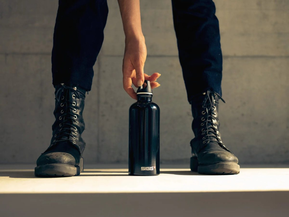 SIGG Traveller 0,6 l – бутылка для воды, цвет: Черный, изображение товара (1)