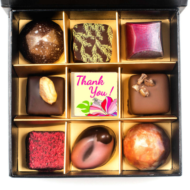 Черная коробка конфет с 9 шоколадными конфетами и благодарственным сообщением., изображение товара (2)