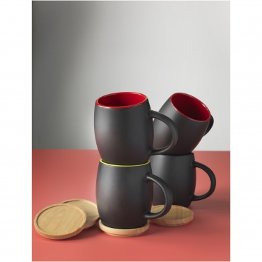 Hearth 400 ml keramikmugg med underlägg i trä, Svart/vit – detaljvy 3