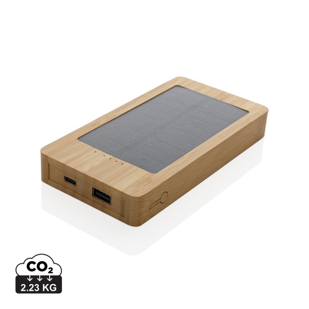 Brun Sunwick 10 000 mAh solcellspowerbank i bambu — vy uppifrån, kan märkas med logotyp, Logo.ee