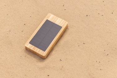 Brun Sunwick 10 000 mAh solcellspowerbank i bambu — detaljerad perspektivvy på träyta, kan märkas med logotyp, Logo.ee