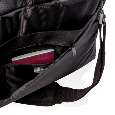Logotrade profilprodukter bild: Swiss Peak RFID duffel med resväskeöppning
