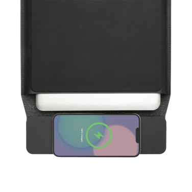 Logotrade profilprodukter bild: Swiss Peak 15W magnetiskt laddningsfodral för laptop 14-15,6