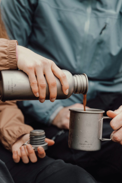 Logotrade presentreklam bild: Nordic Trail ultralätt titaniummugg 450 ml