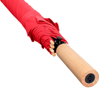 FARE ÖkoBrella automatiskt golfparaply med duk av återvunnen PET och trähandtag med logotyp, röd (waterSAVE®) – detaljvy 9